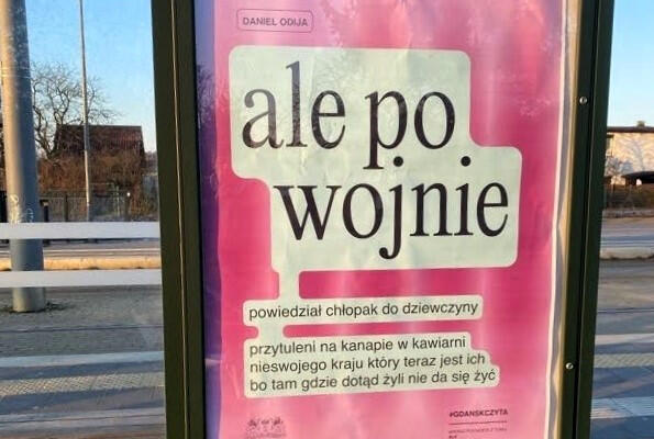 fragment dużego plakatu na przystanku autobusowym z hasłem "ale po wojnie"