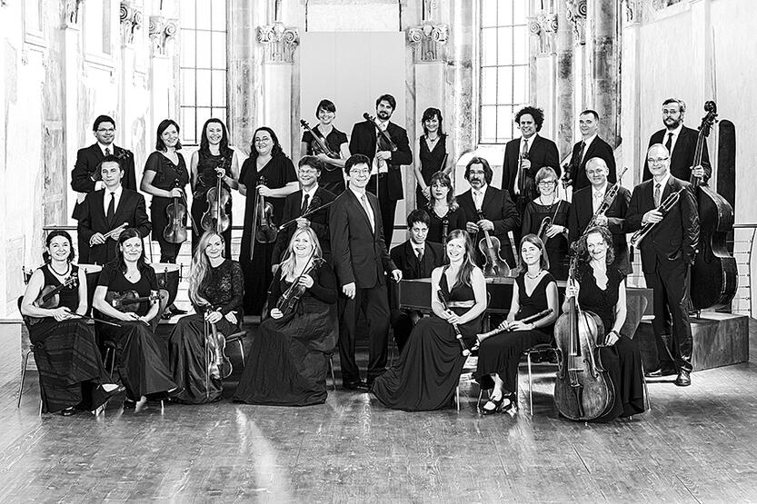 czarno-białe pozowane zdjęcie orkiestry liczącej kilkadziesiąt osób
