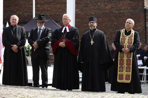 na zdjęciu pięciu duchownych, to przedstawiciele różnych wyznań