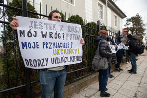 człowiek z transparentem, na nim napis "jestem z Rosji, mój wróg Putin, moi przyjaciele Ikraińcy. Drodzy Ukraińcy, przepraszamy"