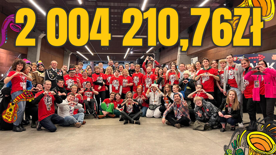zdjęcie zbiorowe, kilkudziesięciu wolontariuszy w czerwonych koszulkach pozuje do zdjęcia wewnątrz budynku
